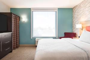 Home2 Suites By Hilton Cheyenne客房内的一张或多张床位