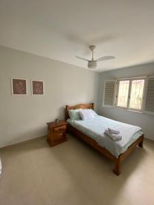 - une chambre avec un lit et un ventilateur de plafond dans l'établissement Sua Casa na melhor localização de Teresópolis, à Teresópolis