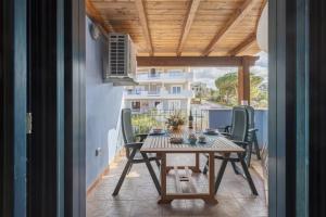 una mesa y sillas en un patio con balcón en SHR Residence Valledoria Int 25, en Codaruina