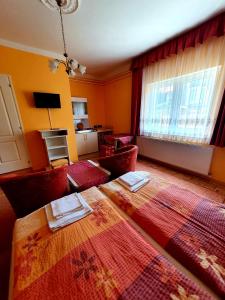 ein Hotelzimmer mit 2 Betten und einem großen Fenster in der Unterkunft Apart Júlia Villa in Hévíz