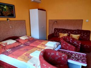 1 dormitorio con 2 camas y sofá en Apart Júlia Villa en Hévíz