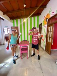 een man en een vrouw die in een kamer staan bij Esperanto hostel in Salta