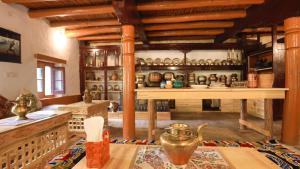 - une cuisine avec une table et un pot dans l'établissement Shel Heritage Home, à Leh