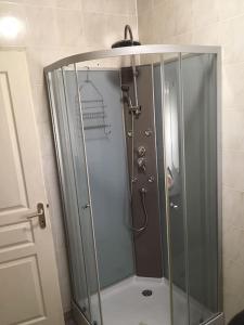 een douche met een glazen deur in de badkamer bij Gîte aux Aspres Logement de 65m² (4pers) in Fontcouverte