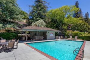 a swimming pool in a yard with chairs and tables at San Jose 2br w driveway balcony nr Bart SFO-1619 in San Jose