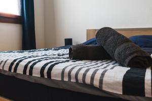 - un lit avec 2 serviettes dans l'établissement Appartement Cosy proche Gare TGV et Centre ville., à Avignon