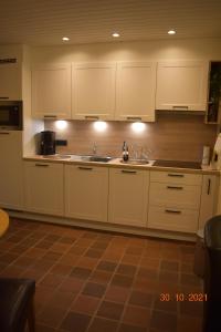 A kitchen or kitchenette at Hengelhoef DEN 5 volledig gelijkvloers Vakantiehuisje voor 4 p 2 terrassen en verwarmd openlucht zwembad