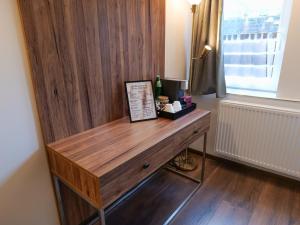 drewnianym biurkiem w pokoju z oknem w obiekcie Haus Boutique w mieście Bad Salzuflen