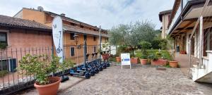 un grupo de scooters estacionados al lado de un edificio en Pizzocolo resort fasano, en Gardone Riviera