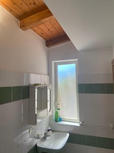 een badkamer met een wastafel en een raam bij Villa Gazebo Panoramico in Licata