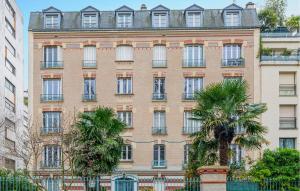 duży budynek z palmami przed nim w obiekcie Stunning Apartment In Neuilly-sur-seine With Kitchen w mieście Neuilly-sur-Seine