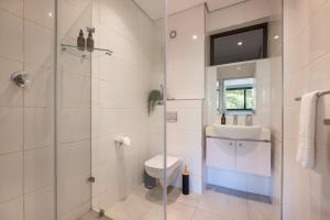 une salle de bain avec une douche, des toilettes et un lavabo dans l'établissement Zimbali Boulevard Suites Apartments, à Ballito
