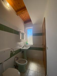 een badkamer met een toilet en een wastafel bij Villa Gazebo Panoramico in Licata