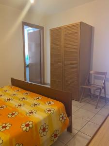 een slaapkamer met een bed, een spiegel en een tafel bij Villa Gazebo Panoramico in Licata
