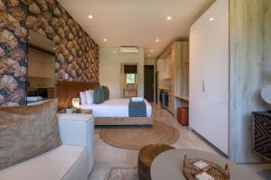 une chambre avec un lit et un salon dans l'établissement Zimbali Boulevard Suites Apartments, à Ballito 48 autres photos