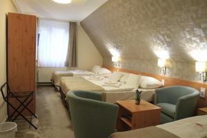 A bed or beds in a room at Zenit Panzió