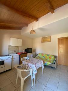 een woonkamer met een tafel en een bank bij Villa Gazebo Panoramico in Licata