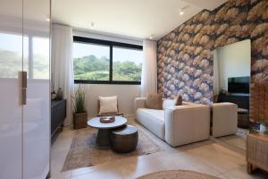 un salon avec un canapé et une table dans l'établissement Zimbali Boulevard Suites Apartments, à Ballito