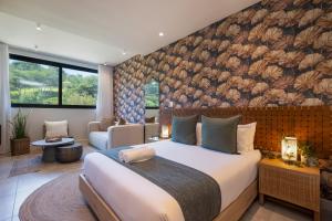 - une chambre avec un grand lit et une fresque murale dans l'établissement Zimbali Boulevard Suites Apartments, à Ballito