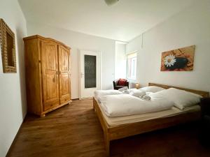 um quarto com uma cama e um armário de madeira em Ferienwohnungen-Traben-Trarbach em Traben-Trarbach