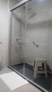 eine Dusche mit Glastür im Bad in der Unterkunft Piso en Ourense- Sempre Maruxiña in Ourense