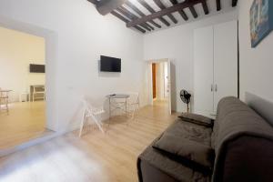 uma sala de estar com um sofá e uma mesa em Residenza Portoferraio em Portoferraio