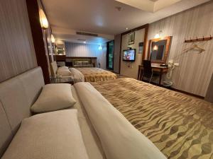 高雄的住宿－花鄉旅館連鎖-大昌店 ，酒店客房设有两张床和电视。