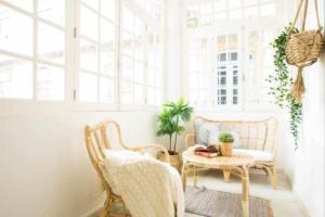 Una sala de estar con dos sillas y una mesa. en Moeda ‘60 - Second Floor, en Coímbra