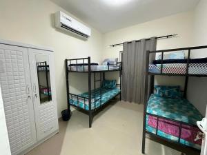 Katil dua tingkat atau katil-katil dua tingkat dalam bilik di Palm Inn Hostel 2024