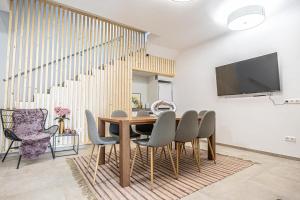 Sjónvarps- og/eða afþreyingartæki á Krems Bahnhof Deluxe Rooms - near Danube River