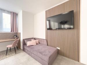 Sjónvarps- og/eða afþreyingartæki á Krems Bahnhof Deluxe Rooms - near Danube River