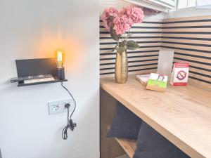 Sjónvarps- og/eða afþreyingartæki á Krems Bahnhof Deluxe Rooms - near Danube River