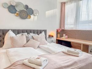 Rúm í herbergi á Krems Bahnhof Deluxe Rooms - near Danube River