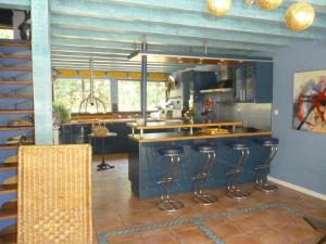 une cuisine avec un comptoir et des tabourets de bar dans l'établissement Espace, calme, confort, à Saint-Michel-Escalus