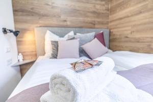 Rúm í herbergi á Krems Bahnhof Deluxe Rooms - near Danube River
