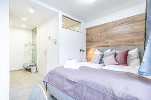 Rúm í herbergi á Krems Bahnhof Deluxe Rooms - near Danube River