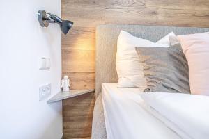 Rúm í herbergi á Krems Bahnhof Deluxe Rooms - near Danube River