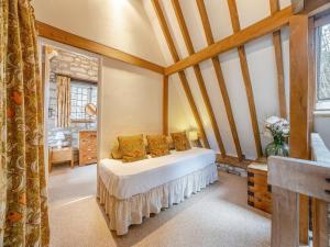 um quarto com uma cama num quarto em Capp Mill em Painswick