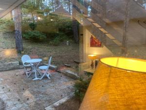 vistas a un patio con 2 sillas y una mesa en La Forestière - Face au 10, en Neufchâtel-Hardelot 8 fotos más