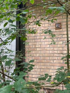 un edificio de ladrillo con un cartel en el costado en La Forestière - Face au 10, en Neufchâtel-Hardelot