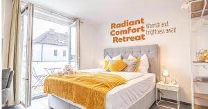 1 dormitorio con 1 cama con manta amarilla en Krems Bahnhof Deluxe Rooms - near Danube River en Krems an der Donau
