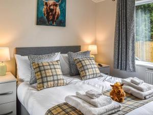 1 dormitorio con 1 cama con toallas en Marfield Lodge en Masham