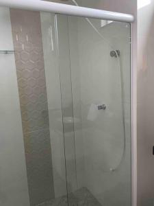 y baño con ducha y puerta de cristal. en 7 - Apartamento tranquilo e charmoso en Manaus