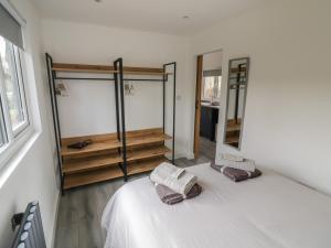 een slaapkamer met een bed en een spiegel bij Goldthorne Lodge in Kidderminster