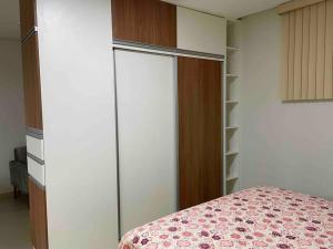 1 dormitorio con cama y armario en 7 - Apartamento tranquilo e charmoso en Manaus