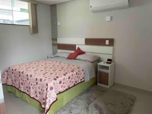 1 dormitorio con 1 cama con manta rosa en 7 - Apartamento tranquilo e charmoso en Manaus