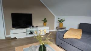 a living room with a tv and a couch at Schöne Ferienwohnung in Münster