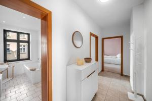 Ванная комната в LeHaStays - Apartment Buckau 14