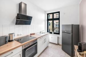 Кухня или мини-кухня в LeHaStays - Apartment Buckau 14
