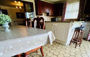 Kuchyň nebo kuchyňský kout v ubytování 8 PEMBERTON Entire 3 bed in Newry Mourne and Down Sleeps 5